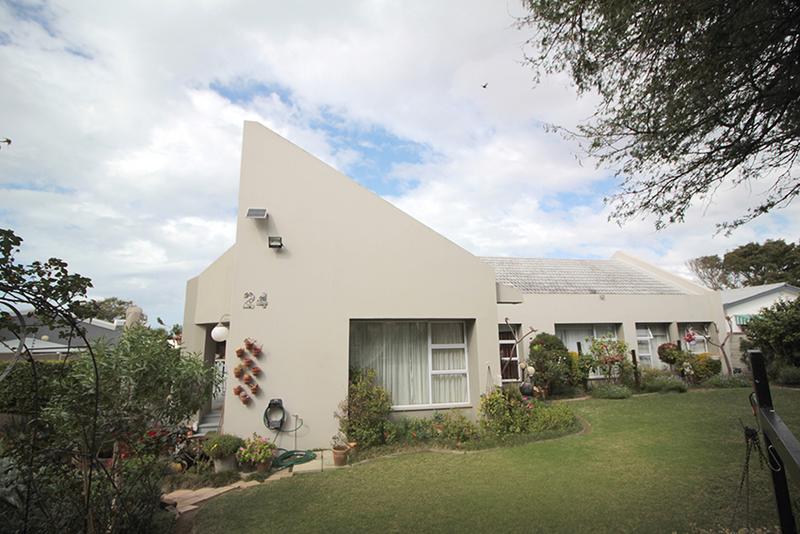 4 Bedroom Property for Sale in Hartenbos Heuwels Western Cape
